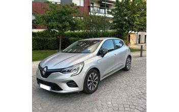 Renault clio v Issy-les-Moulineaux