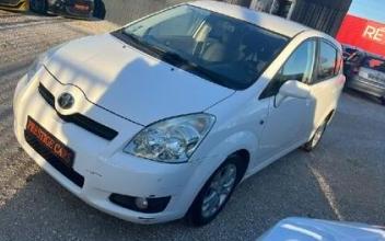 Toyota corolla verso Avignon