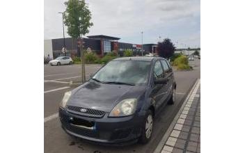 Voiture occasion Ford fiesta Bazouges-la-Pérouse