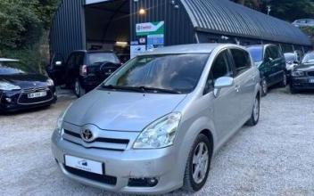 Toyota corolla verso Sathonay-Camp