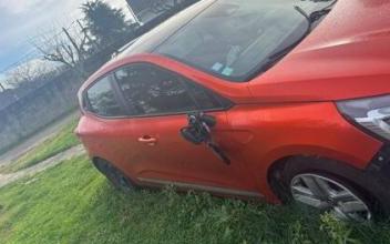 Renault clio v Saint-Denis-de-Pile